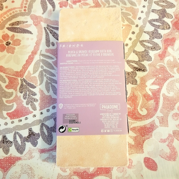 3 Piece Friends The TV Series Bath Body Bar Crystals Loofah Gift Set Bundle NWT - Picture 3 of 7